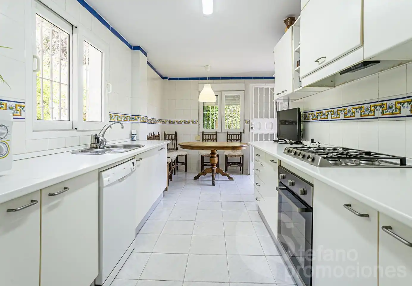 Kitchen of Detached homes for sale in Málaga  with Air Conditioner, Private garden and Terrace