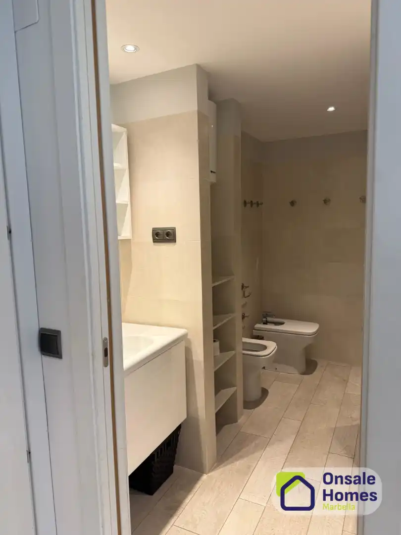 Badezimmer von Wohnungen zur Miete in Marbella mit Klimaanlage, Privatgarten und Gemeinschaftspool