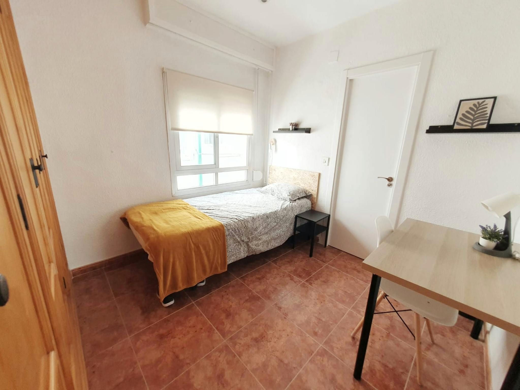 Bedroom of Flat to share in  Valencia Capital  with Washing machine and TV