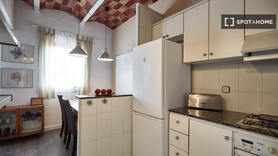 Cuina de Pis de lloguer en  Barcelona Capital amb Aire condicionat, Calefacció i Moblat