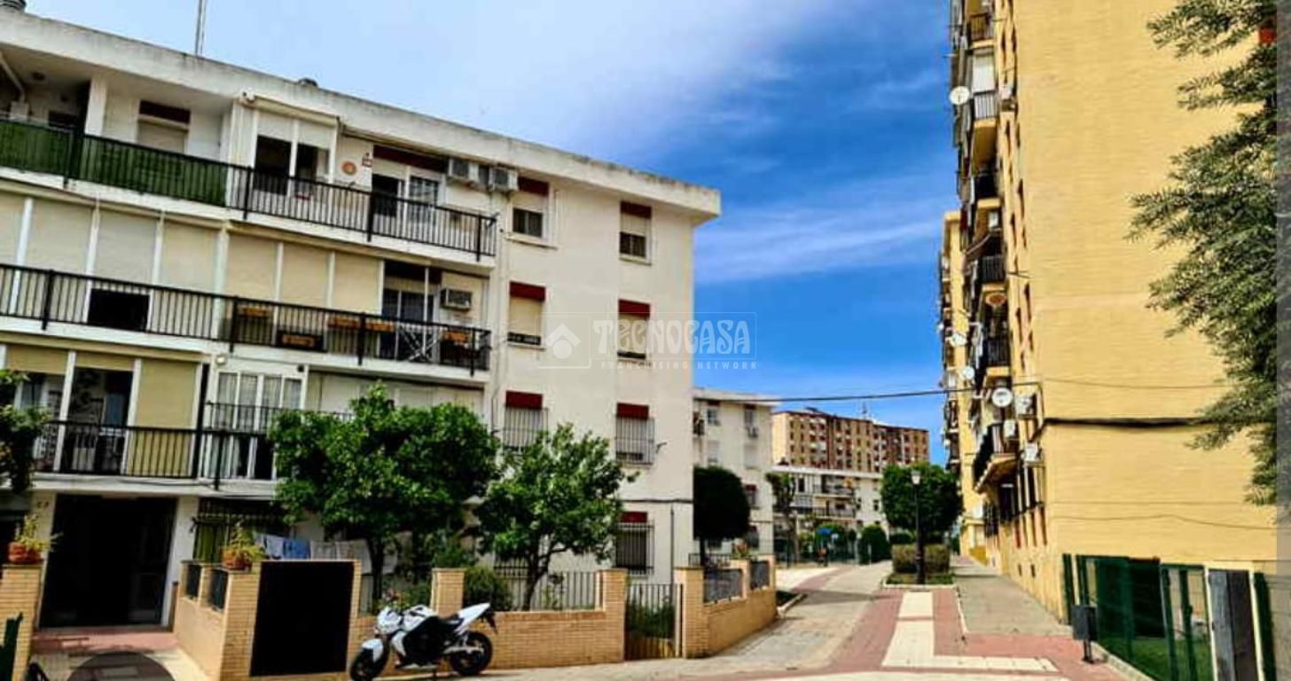 Vista exterior de Local en venta en Bormujos
