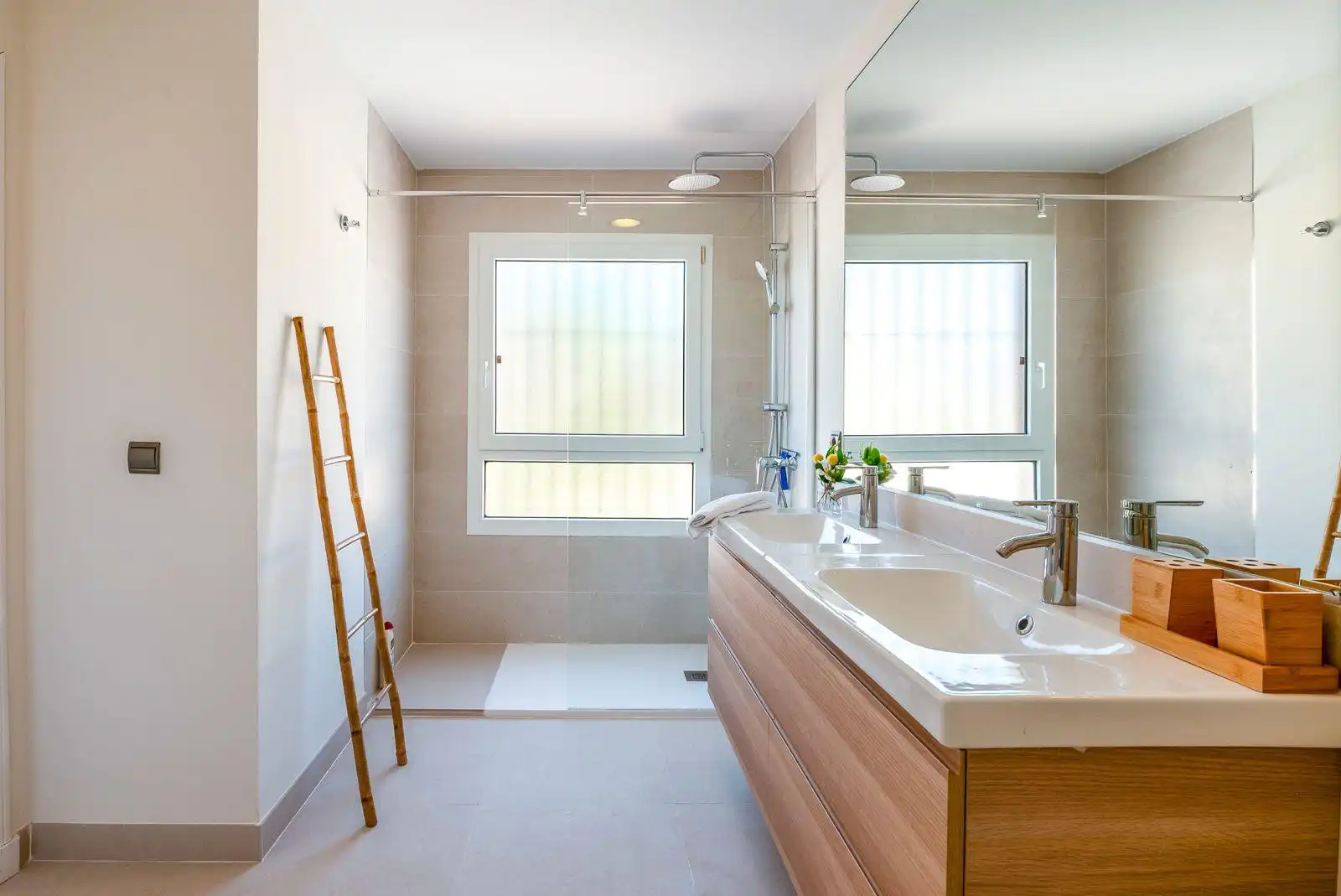 Baño de Casa adosada en venta en Marbella con Aire acondicionado, Calefacción y Jardín privado