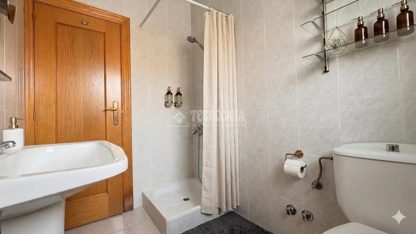 Baño de Piso en venta en Fuensalida con Aire acondicionado, Calefacción y Parquet