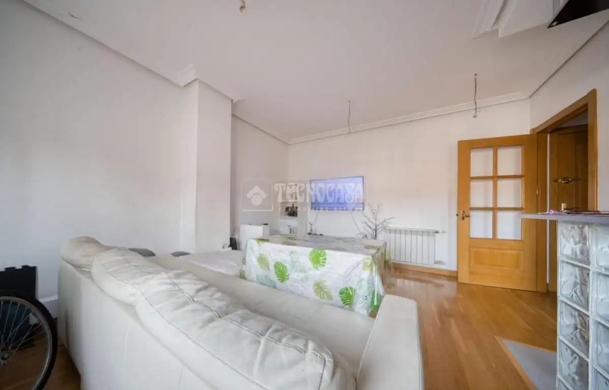 Sala de estar de Piso en venta en Arroyo de la Encomienda con Terraza, Trastero y Piscina comunitaria