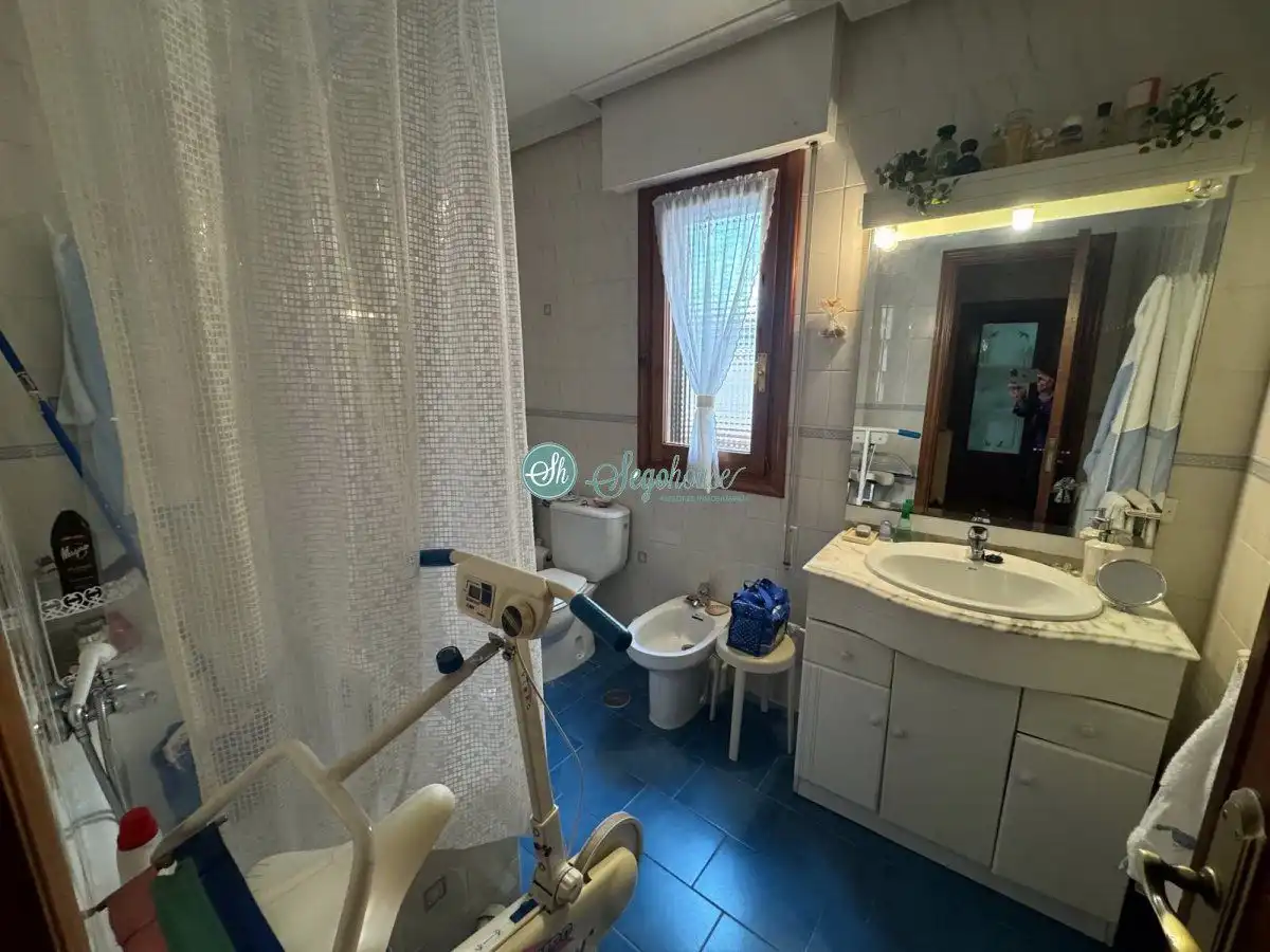 Baño de Piso en venta en Segovia con Calefacción, Terraza y Trastero