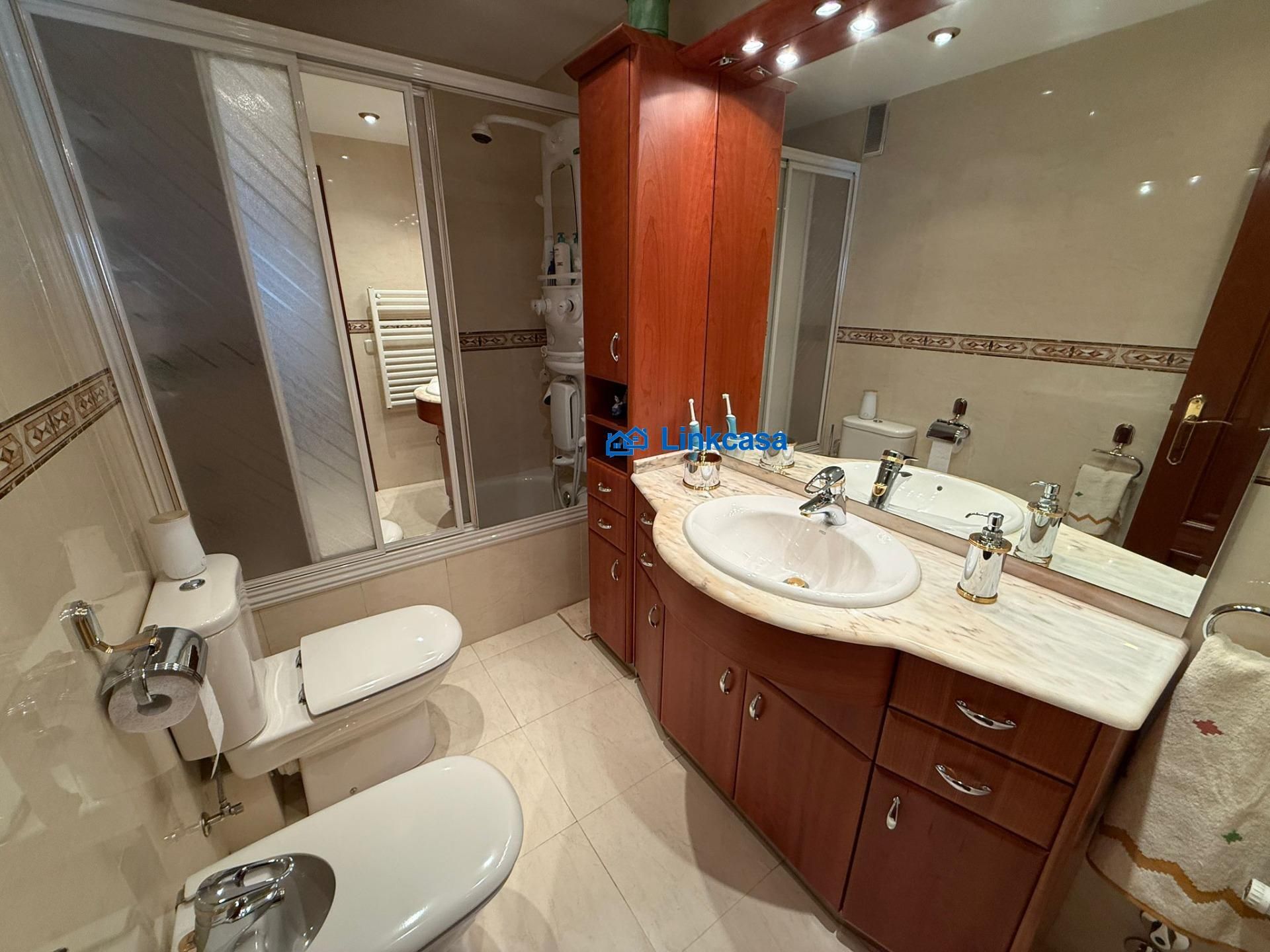 Bany de Pis en venda en  Madrid Capital amb Aire condicionat, Calefacció i Jardí privat