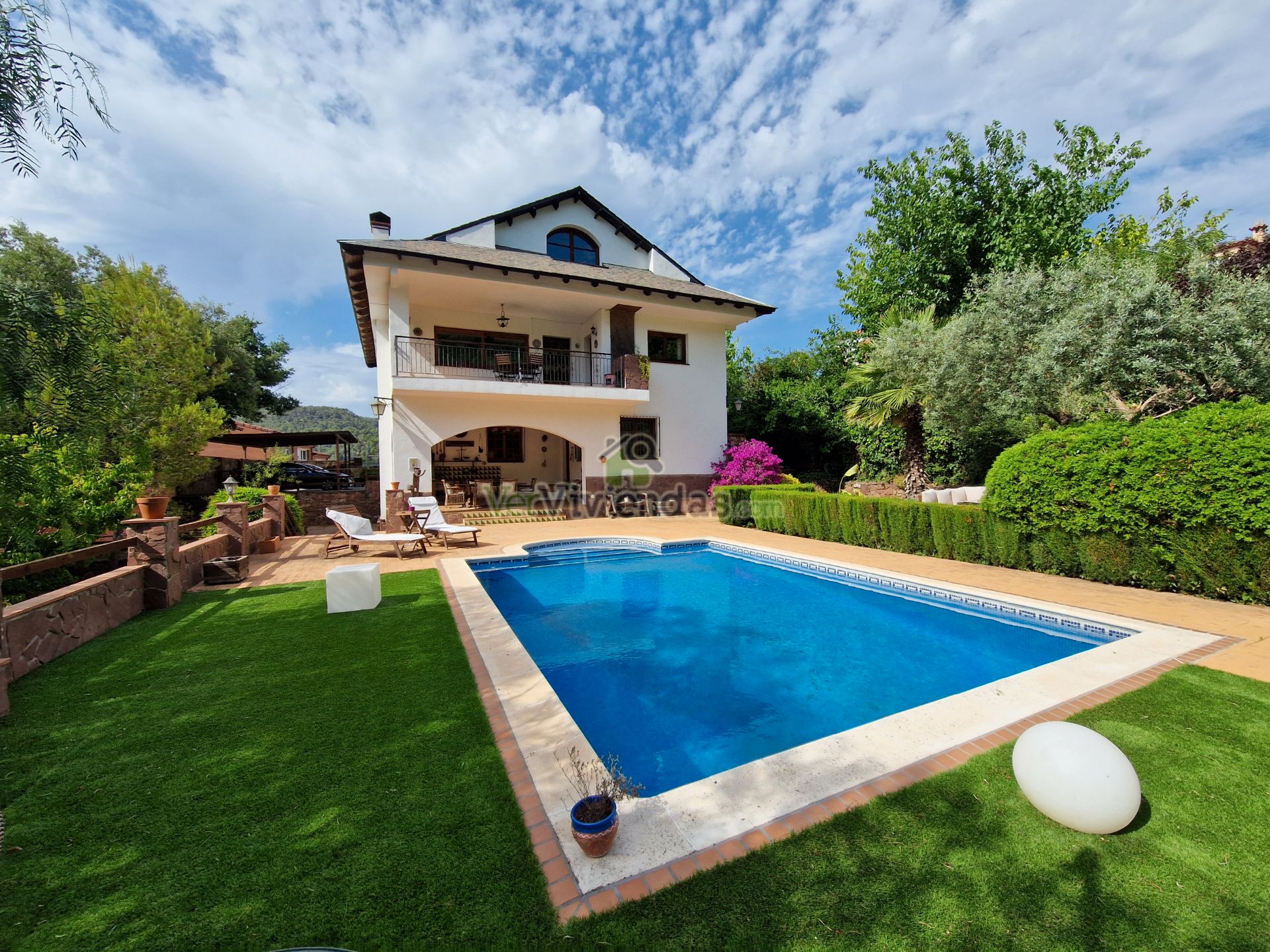 Vista exterior de Casa o xalet en venda en Vallirana amb Calefacció, Jardí privat i Parquet