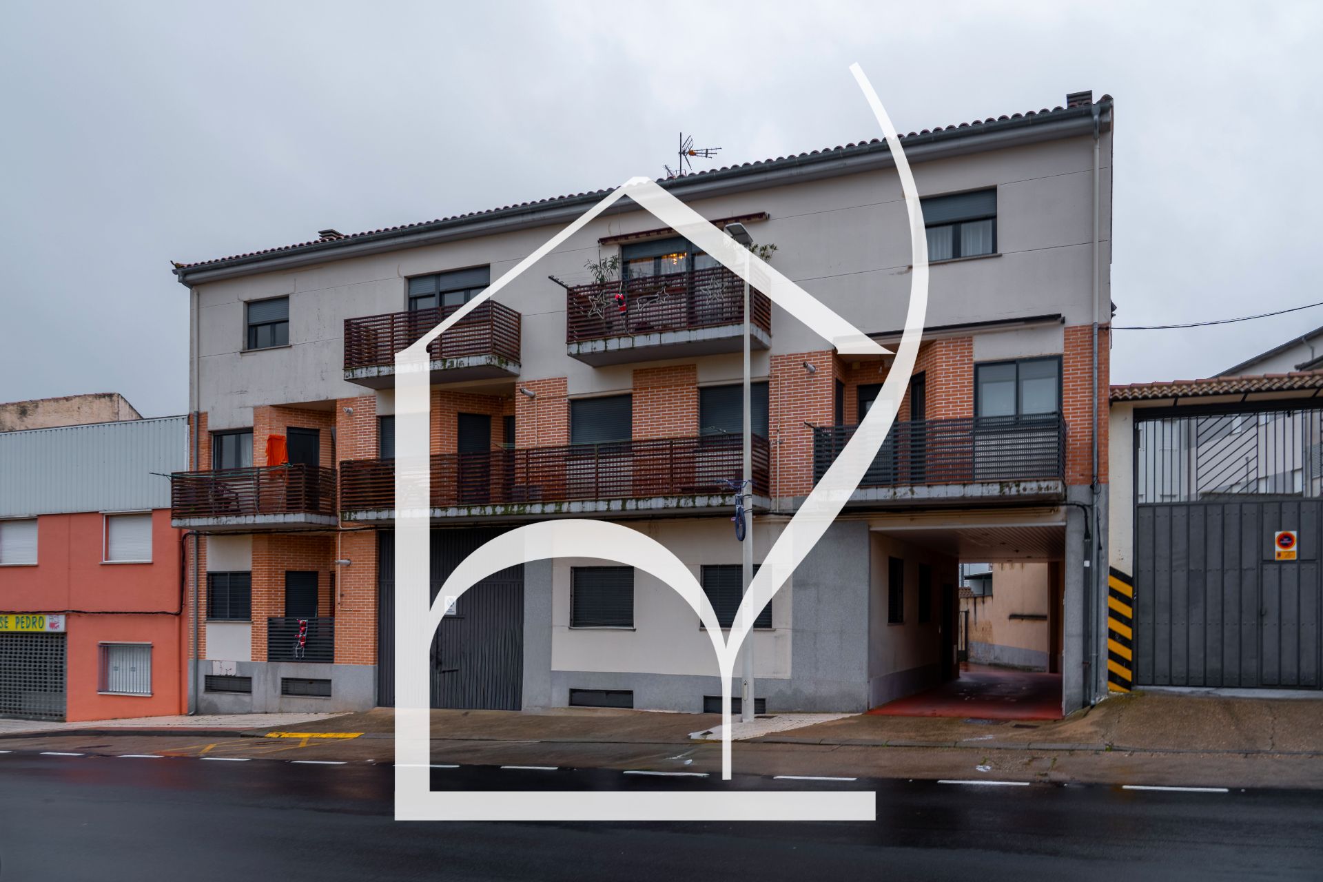 Vista exterior de Pis en venda en Guijuelo amb Calefacció, Parquet i Moblat