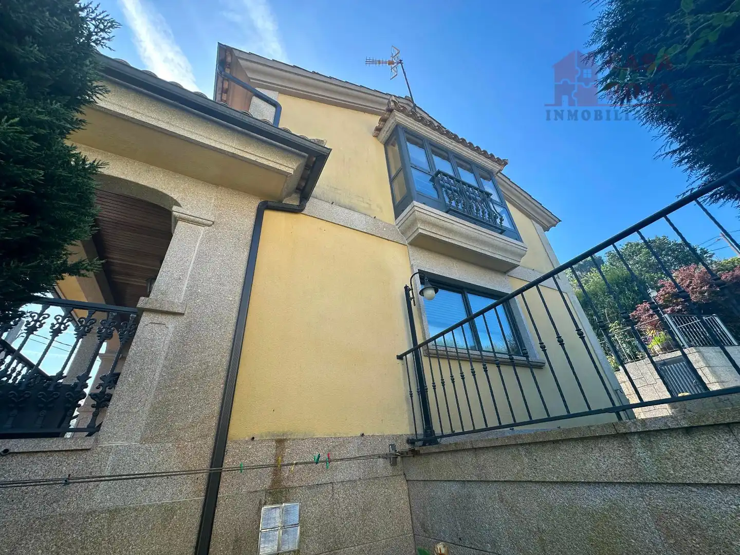 Vista exterior de Casa o xalet en venda en Cangas  amb Calefacció, Terrassa i Traster