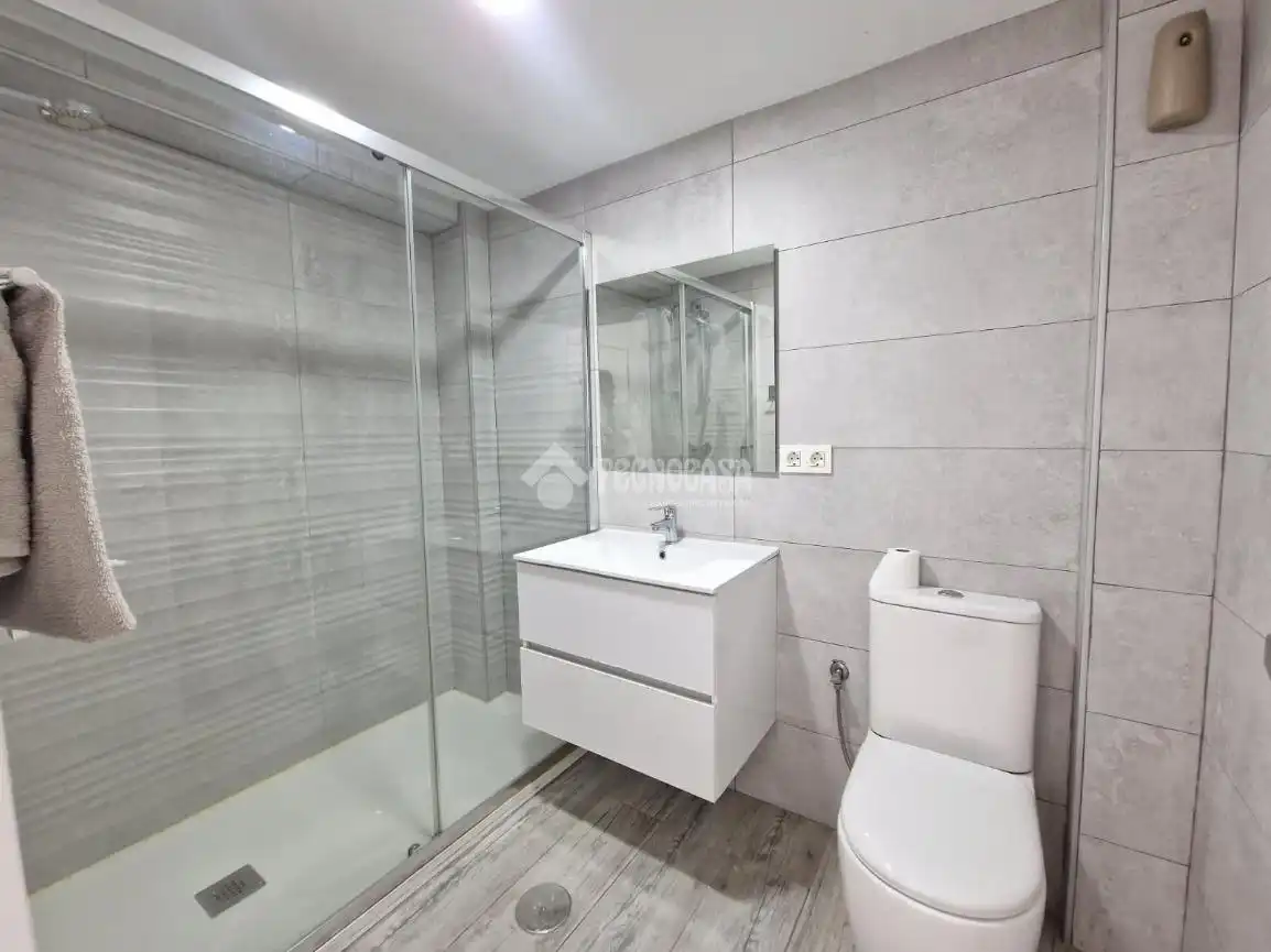 Bathroom of Flat for sale in Madrid  with Air Conditioner and Heating