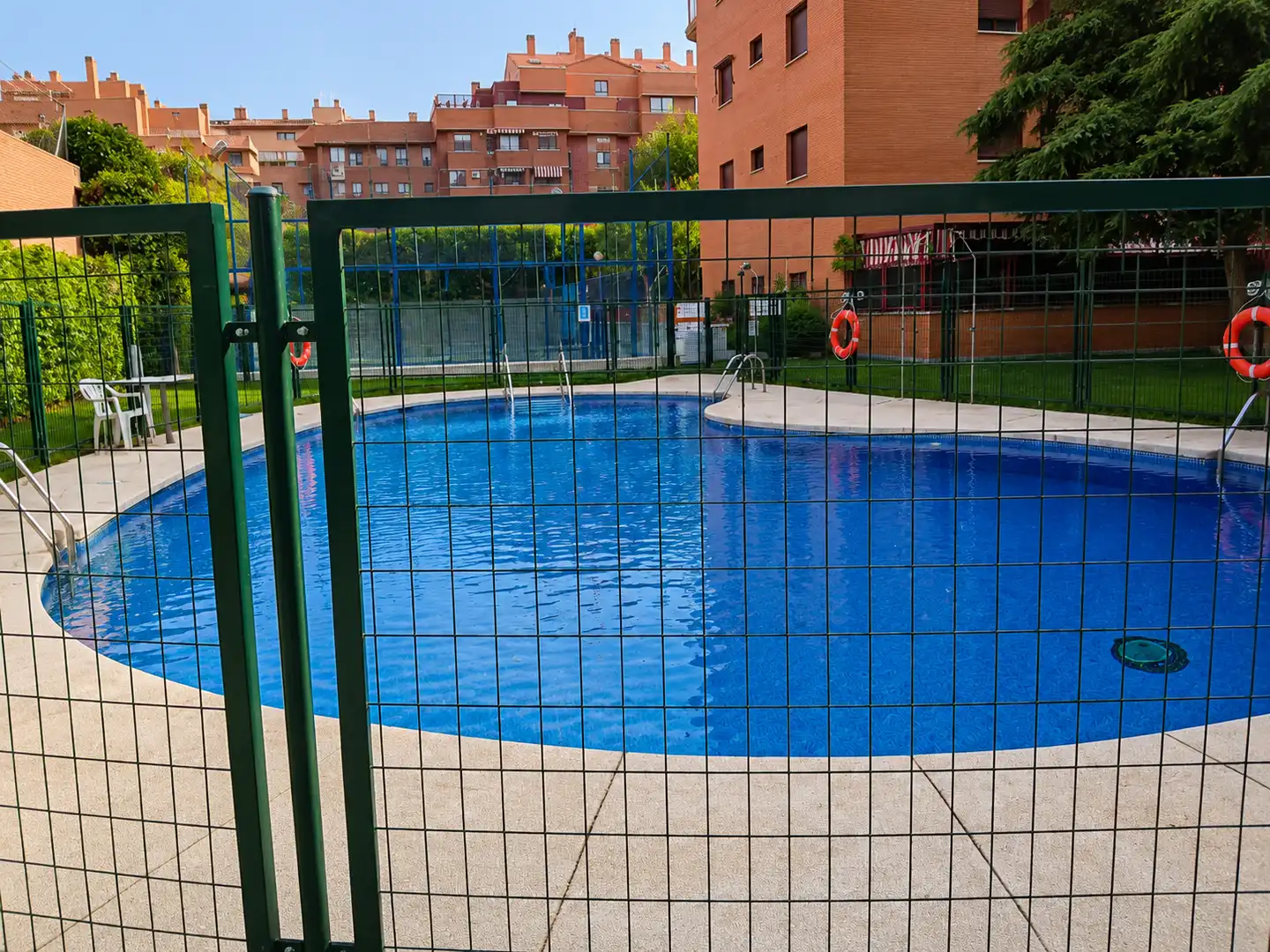 Swimming pool of Flat for sale in Alcorcón  with Air Conditioner, Heating and Parquet flooring