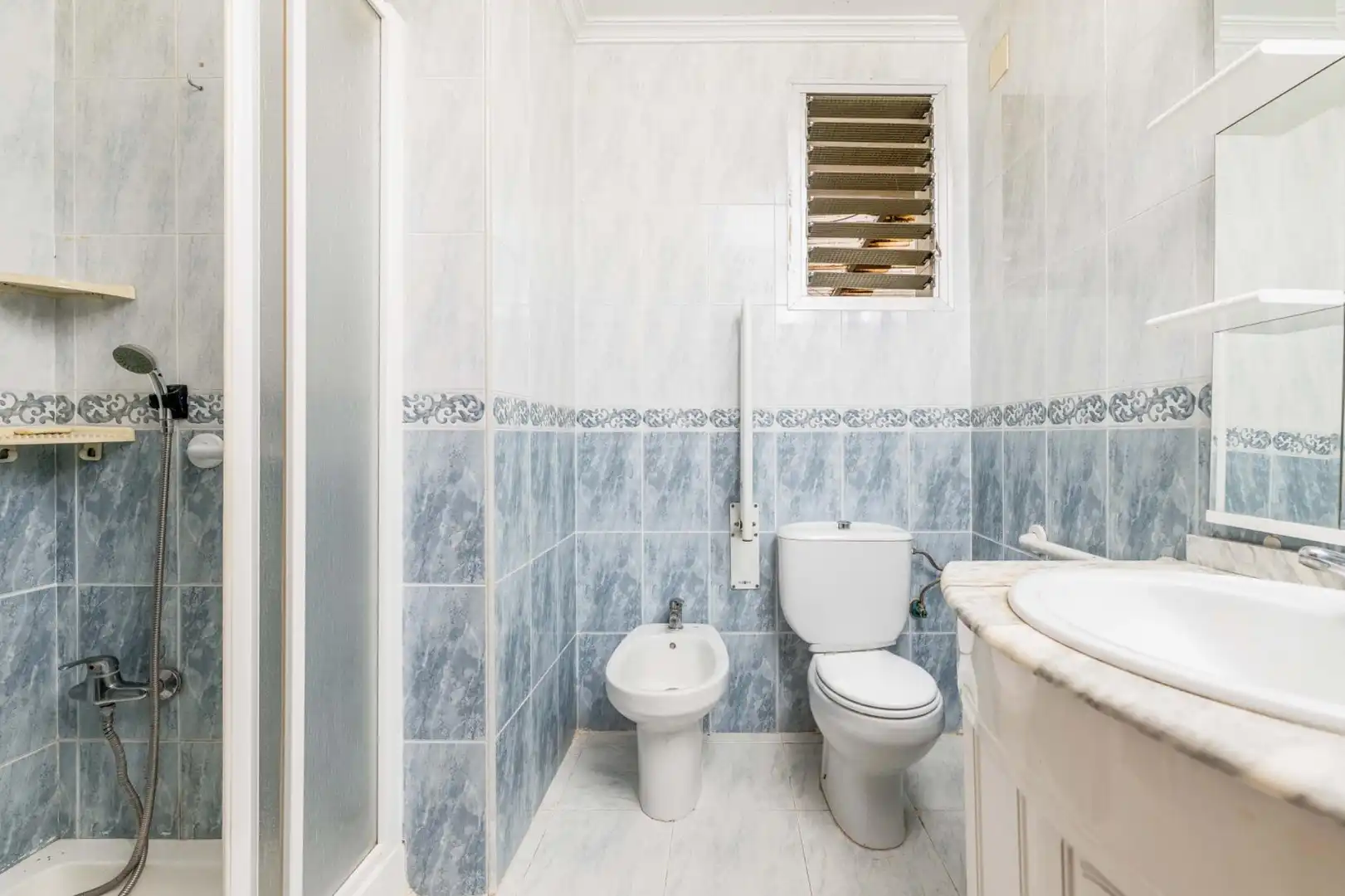 Bathroom of Flat for sale in Sevilla  with Air Conditioner