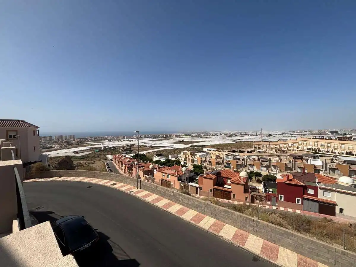 Vista exterior de Pis en venda en Roquetas de Mar amb Aire condicionat, Terrassa i Piscina comunitària