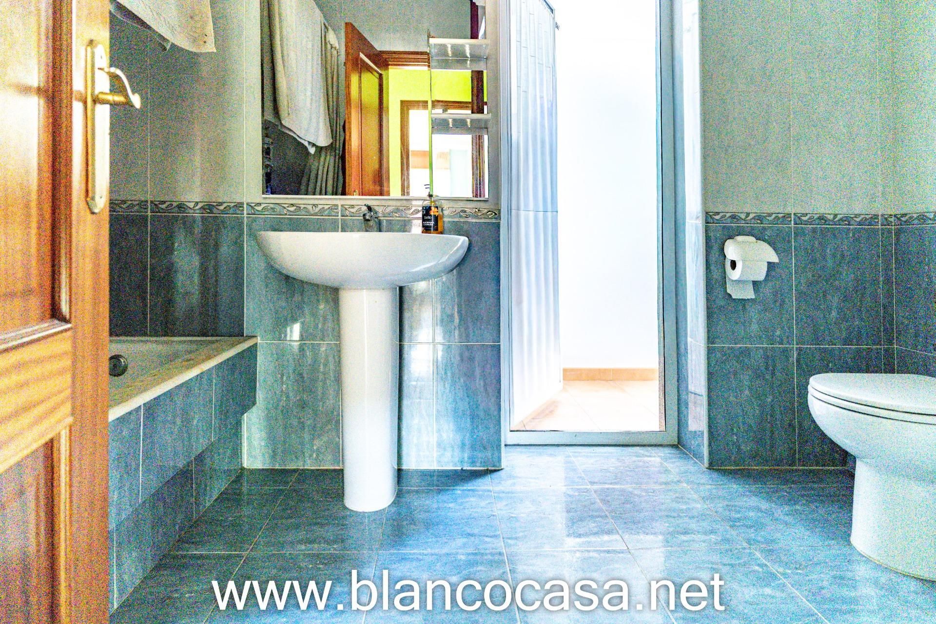 Bany de Pis en venda en Carballo amb Terrassa, Traster i Balcó