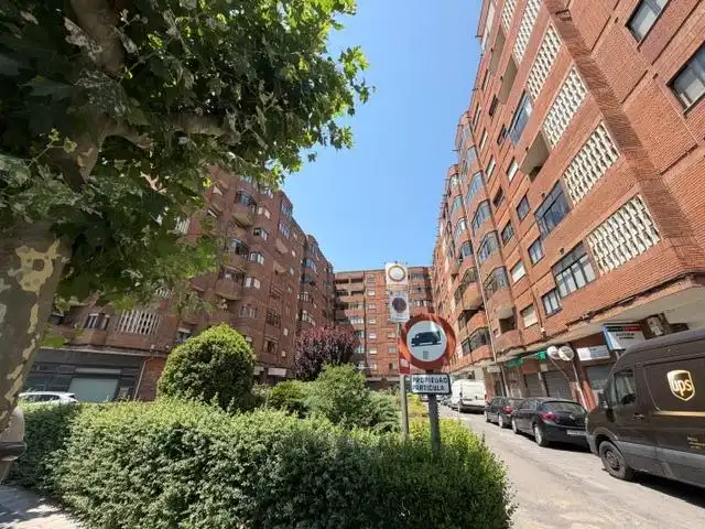 Vista exterior de Pis en venda en León Capital  amb Calefacció i Terrassa