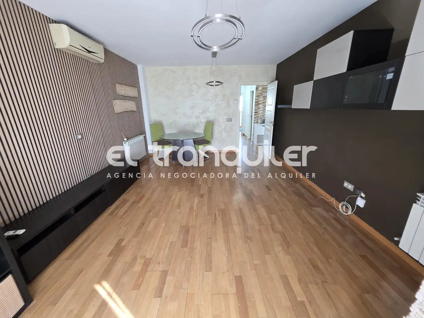 Living room of Flat for rent in Madrid  with Air Conditioner, Parquet flooring and Storage room