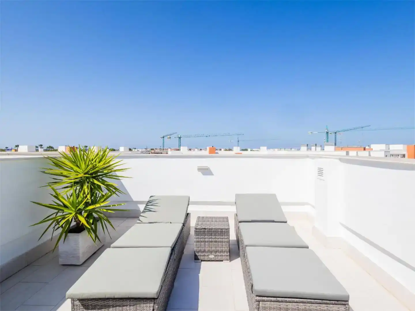 Terrasse von Wohnungen zur Miete in Chipiona mit Klimaanlage, Privatgarten und Schwimmbad