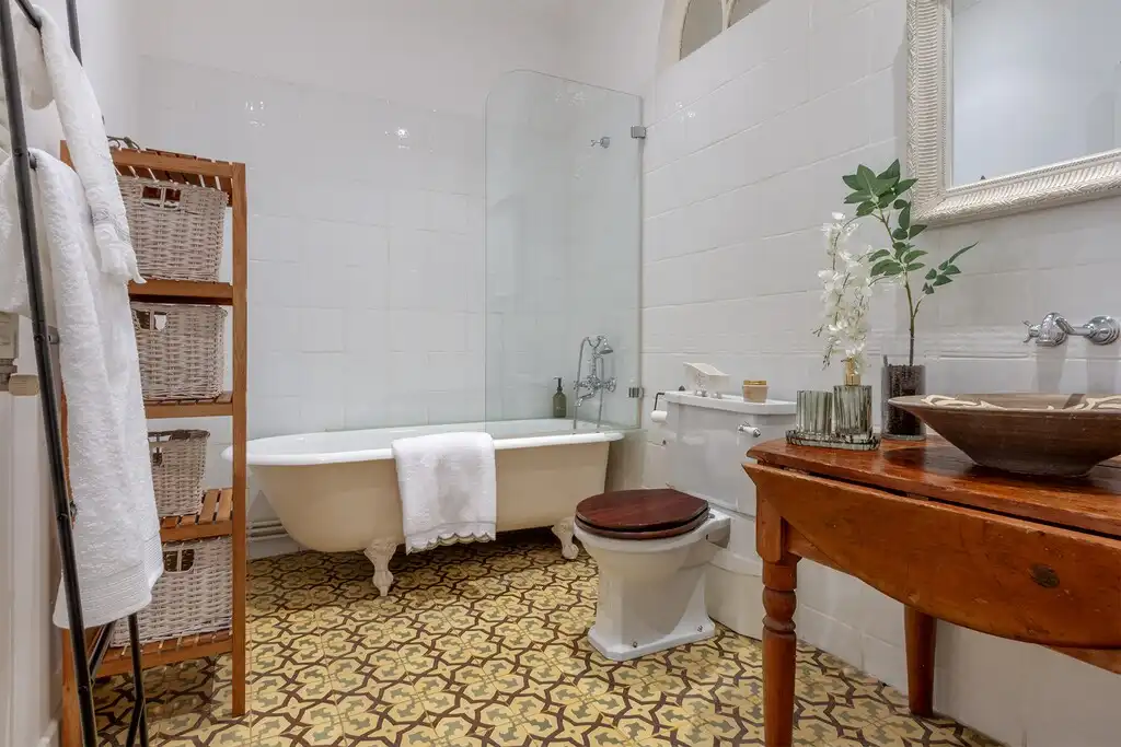 Bathroom of Apartments for sale in Barcelona  with Air Conditioner, Heating and Parquet flooring