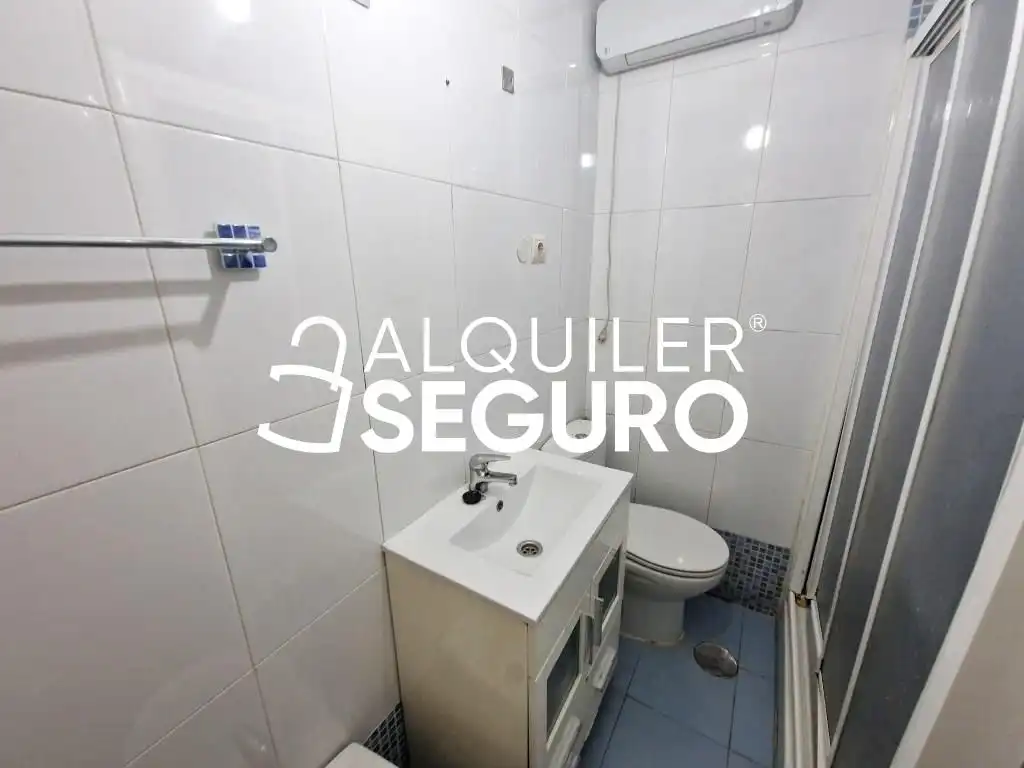 Bathroom of Flat for rent in Móstoles  with Heating and Storage room