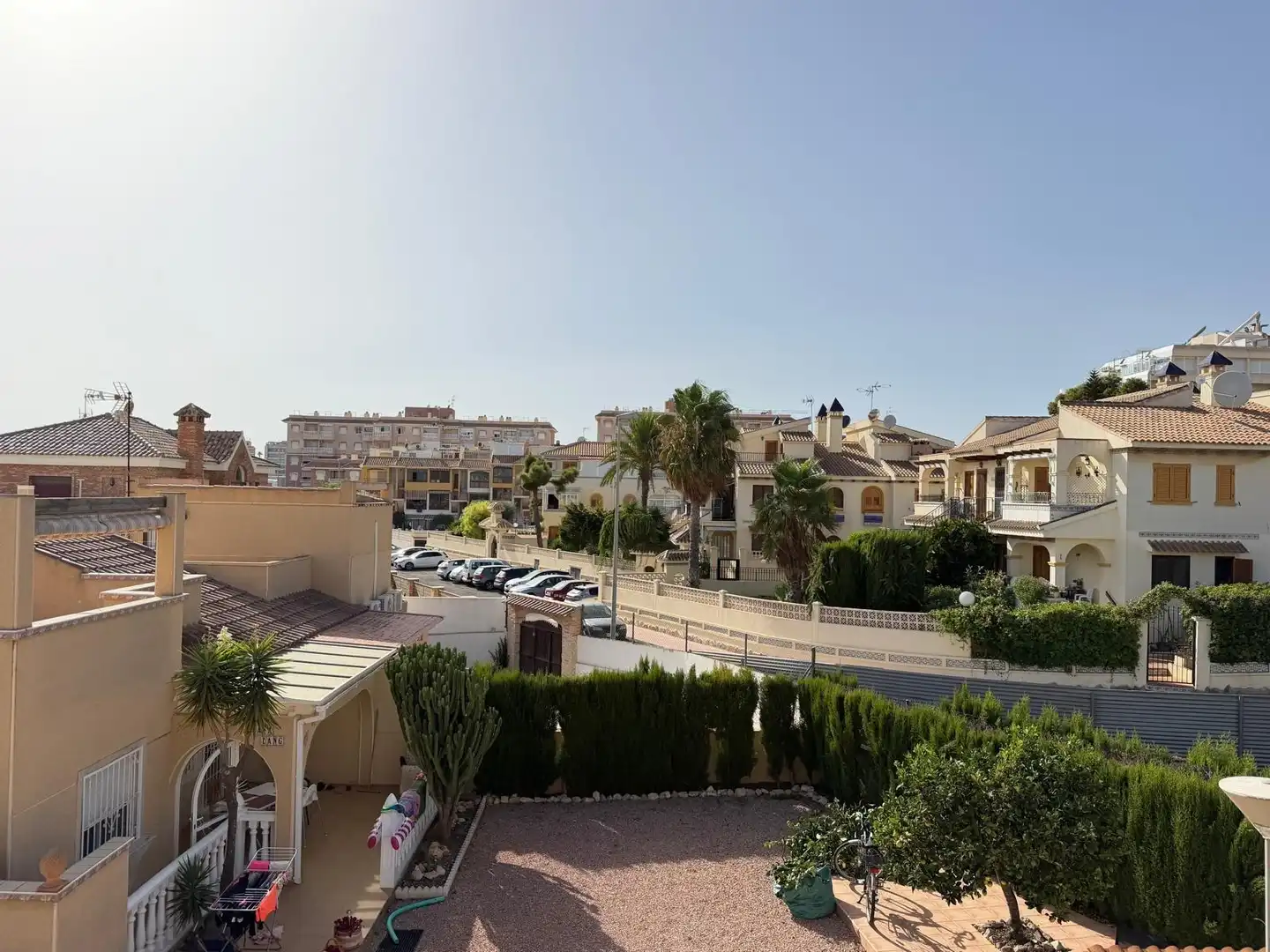 Vista exterior de Casa adosada en venda en Torrevieja amb Aire condicionat, Calefacció i Jardí privat