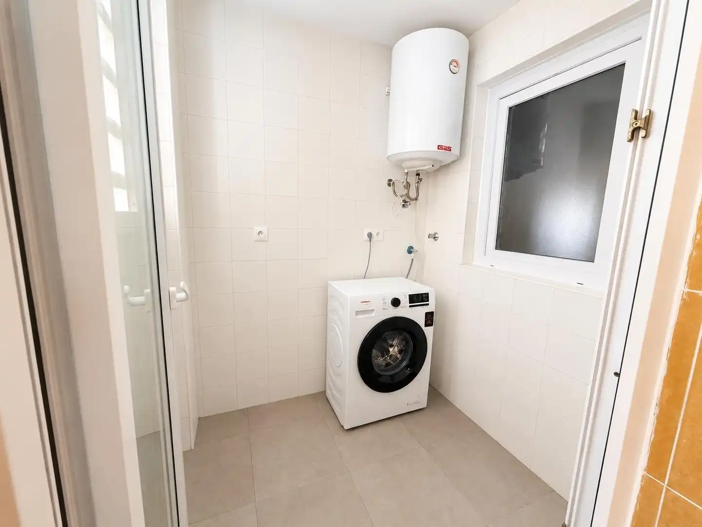 Badezimmer von Erdgeschoss zum Verkauf in Rincón de la Victoria mit Klimaanlage, Privatgarten und Terrasse