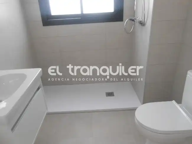 Bany de Pis de lloguer en Madrid amb Aire condicionat, Terrassa i Piscina