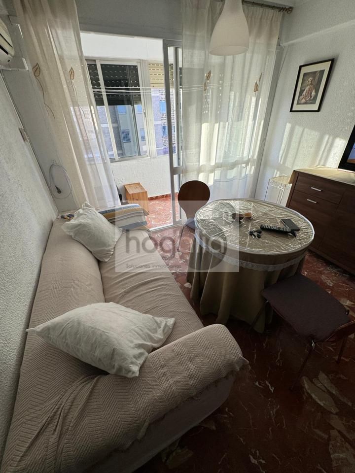Sala d'estar de Pis de lloguer en  Sevilla Capital amb Aire condicionat, Terrassa i Moblat