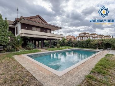 House with balcony for sale in Avenida HUETOR VEGA