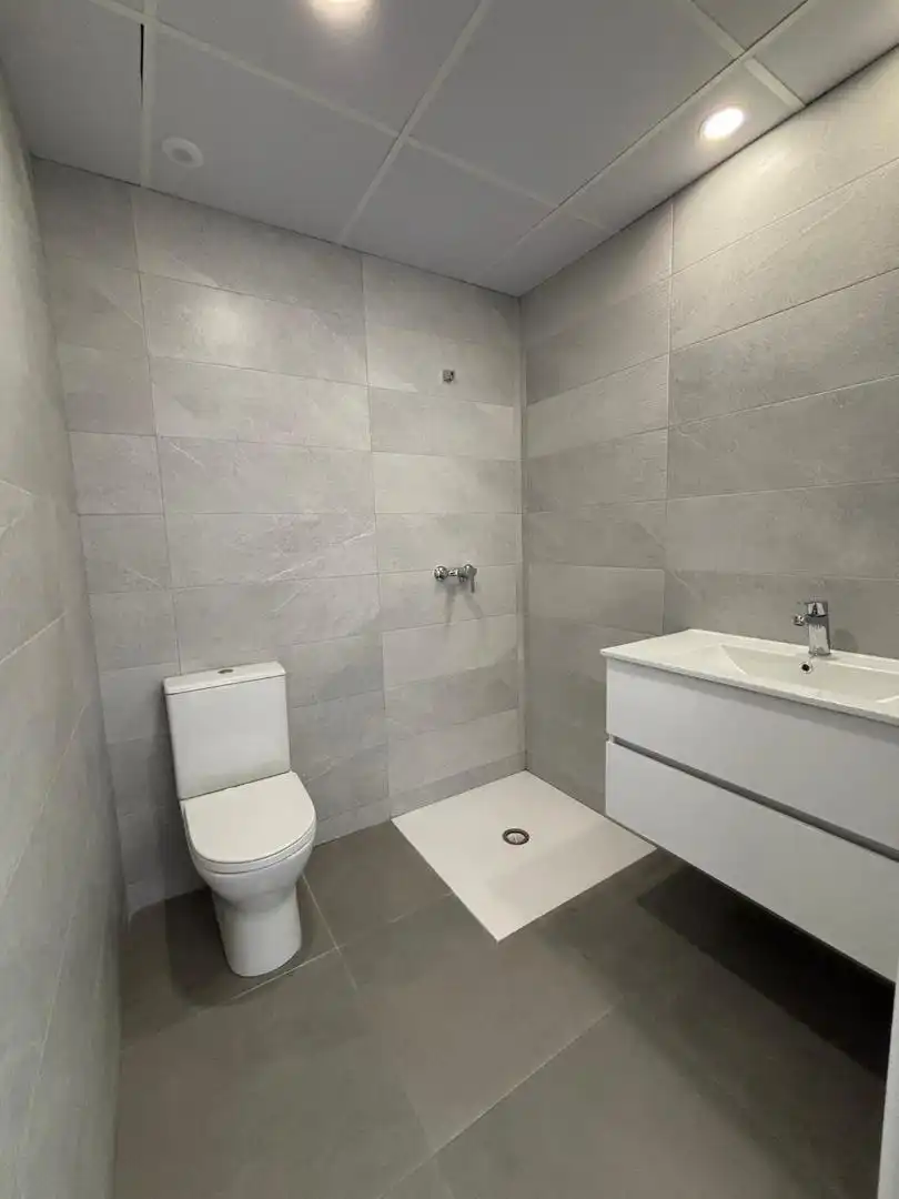 Badezimmer von Wohnungen zur Miete in Massanassa mit Terrasse, Abstellraum und Möbliert