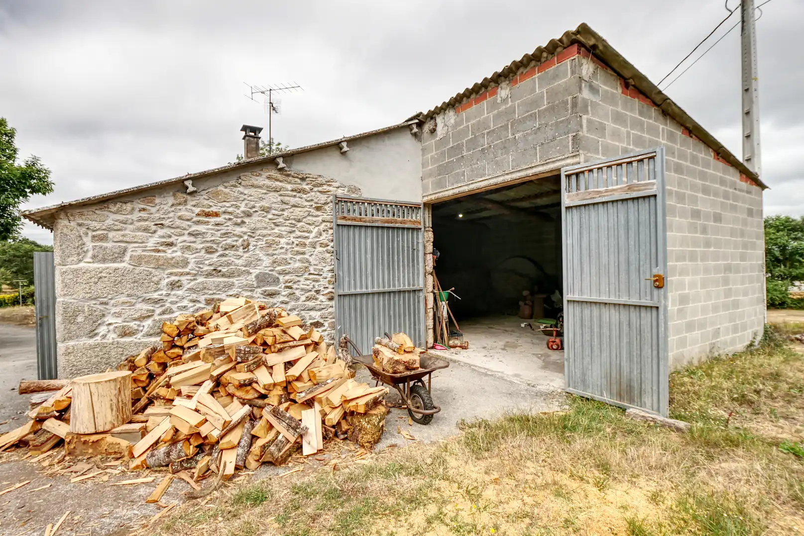 Vista exterior de Casa o xalet en venda en Guitiriz amb Jardí privat, Moblat i Forn