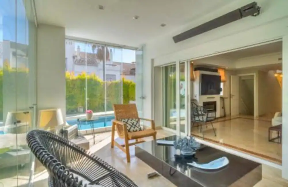 Sala de estar de Casa o chalet de alquiler en Marbella con Aire acondicionado, Jardín privado y Terraza