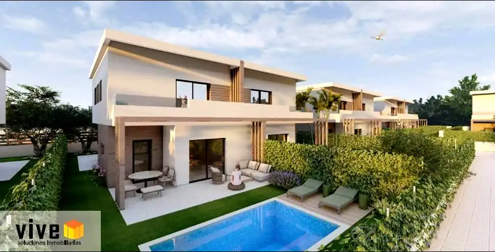 Vista exterior de Casa adosada en venda en Mairena del Aljarafe amb Jardí privat, Terrassa i Piscina comunitària