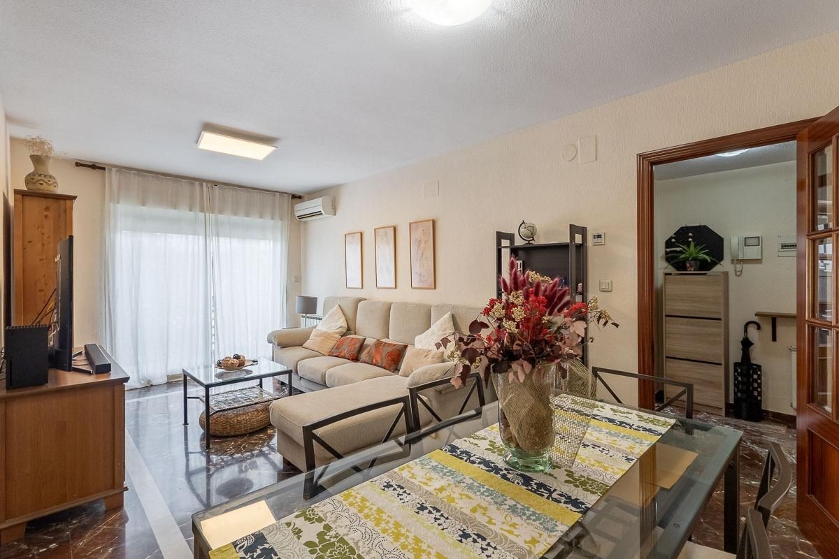 Living room of Flat for sale in  Granada Capital  with Heating, Private garden and Terrace