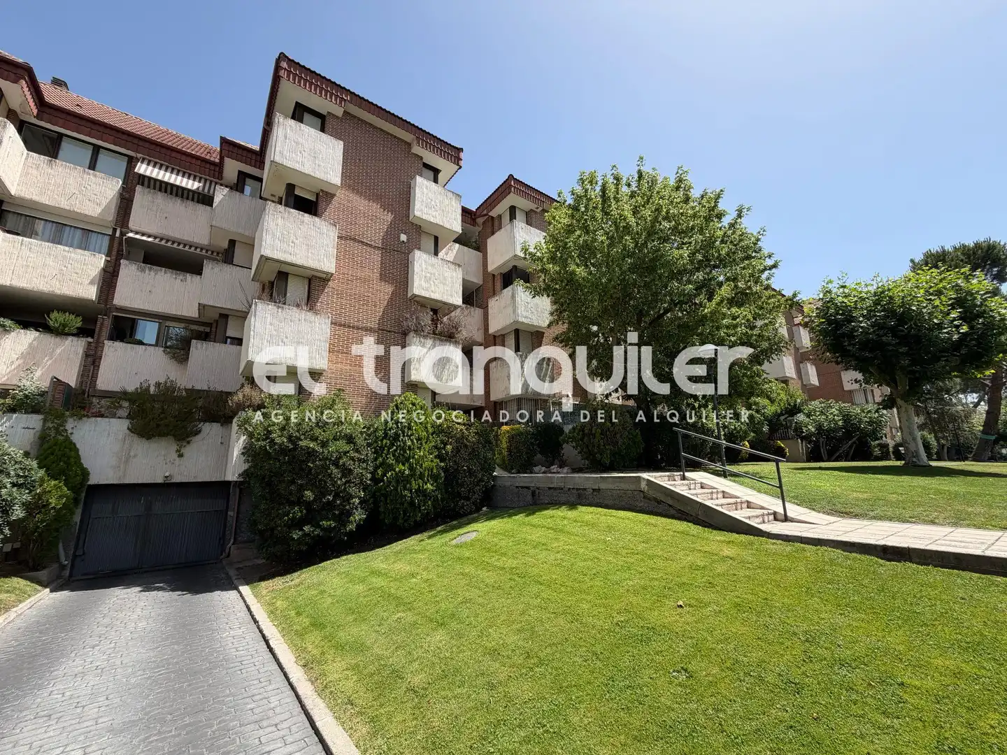 Außenansicht von Wohnung zur Miete in Las Rozas de Madrid mit Parkett, Abstellraum und Schwimmbad