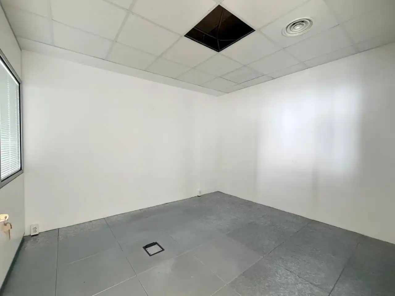 Büro zur Miete in Badalona mit Klimaanlage, Heizung und Alarm