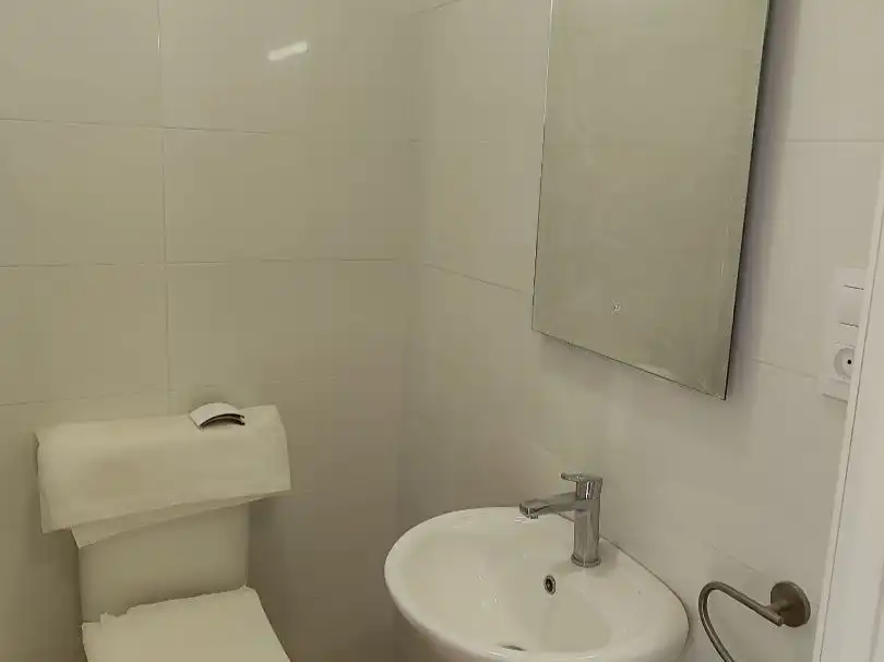 Badezimmer von Geschaftsraum zur Miete in Barenys
