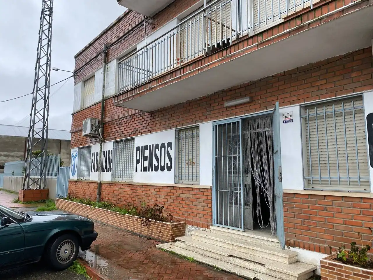Industrial building for sale in Carretera Jarandilla 35