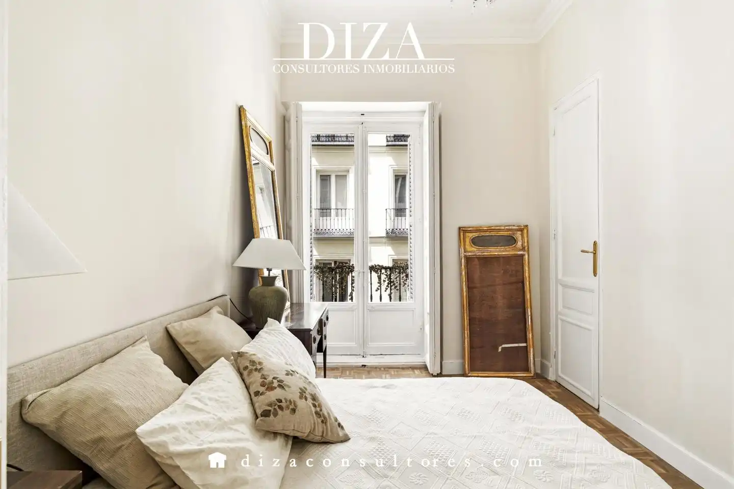 Bedroom of Flat for sale in Madrid  with Air Conditioner, Terrace and Furnished