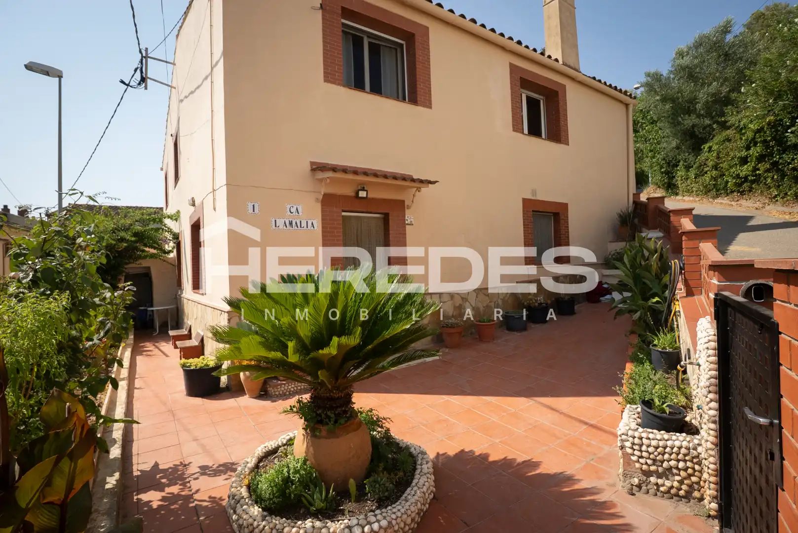 Vista exterior de Casa o xalet en venda en Torrelles de Llobregat amb Jardí privat, Terrassa i Moblat