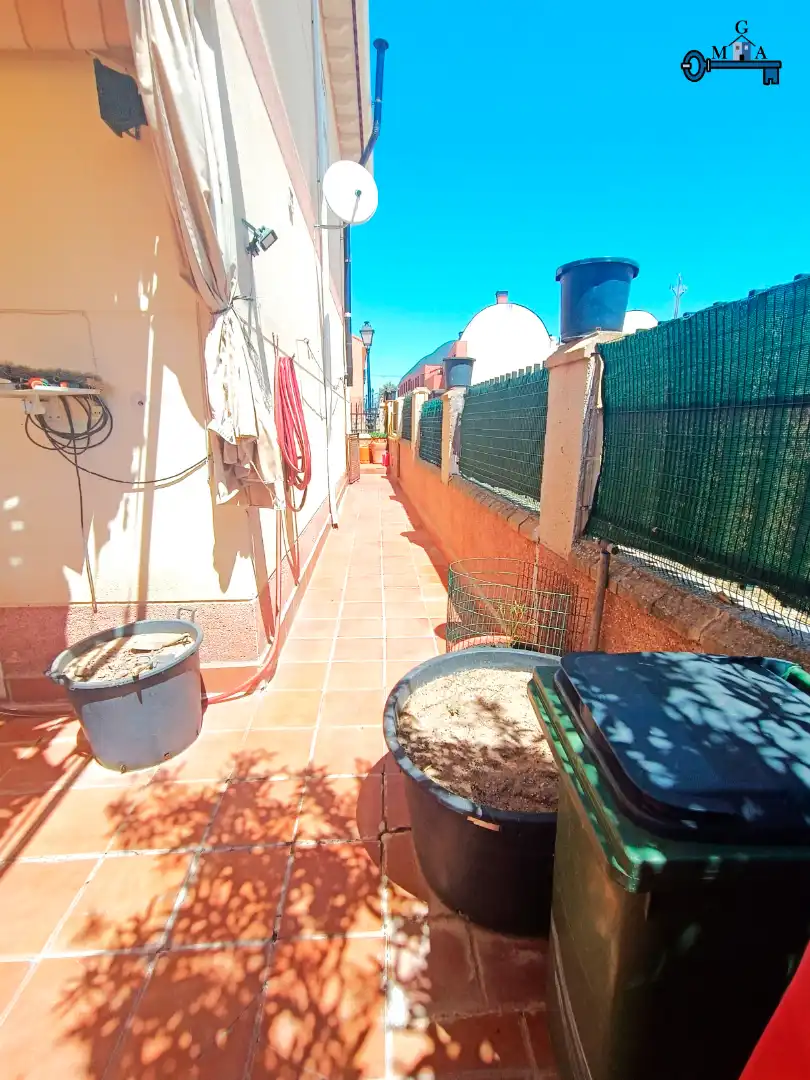 Vista exterior de Casa adosada en venda en El Viso de San Juan amb Jardí privat, Terrassa i Traster