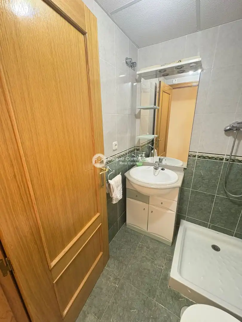 Baño de Ático en venta en Población de Arroyo con Calefacción y Amueblado