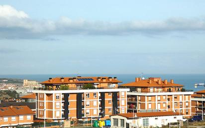 Vista exterior de Casa adosada en venda en Castro-Urdiales amb Calefacció i Terrassa