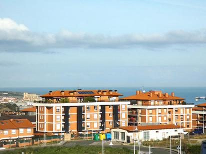 Vista exterior de Casa adosada en venda en Castro-Urdiales amb Calefacció i Terrassa