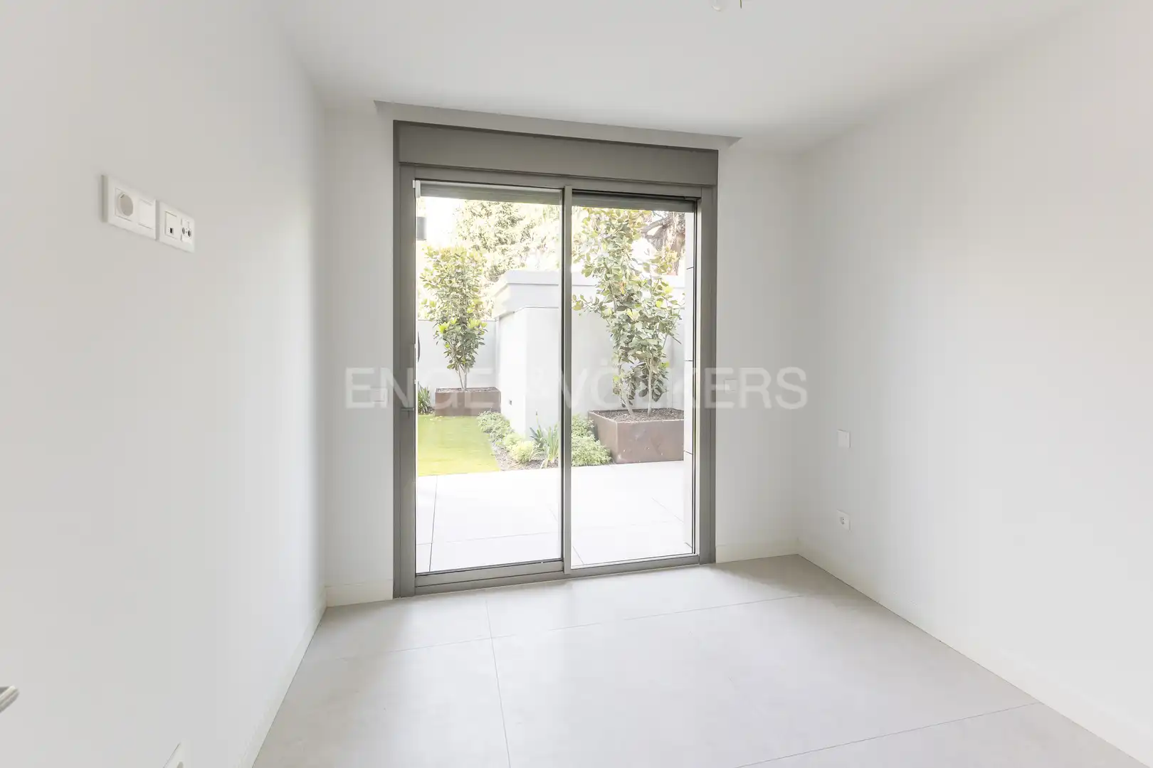 Habitación de Dúplex en venta en Madrid con Calefacción, Terraza y Trastero