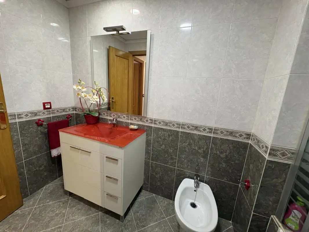 Badezimmer von Einfamilien-Reihenhaus zum Verkauf in Sagunto / Sagunt mit Klimaanlage, Heizung und Terrasse