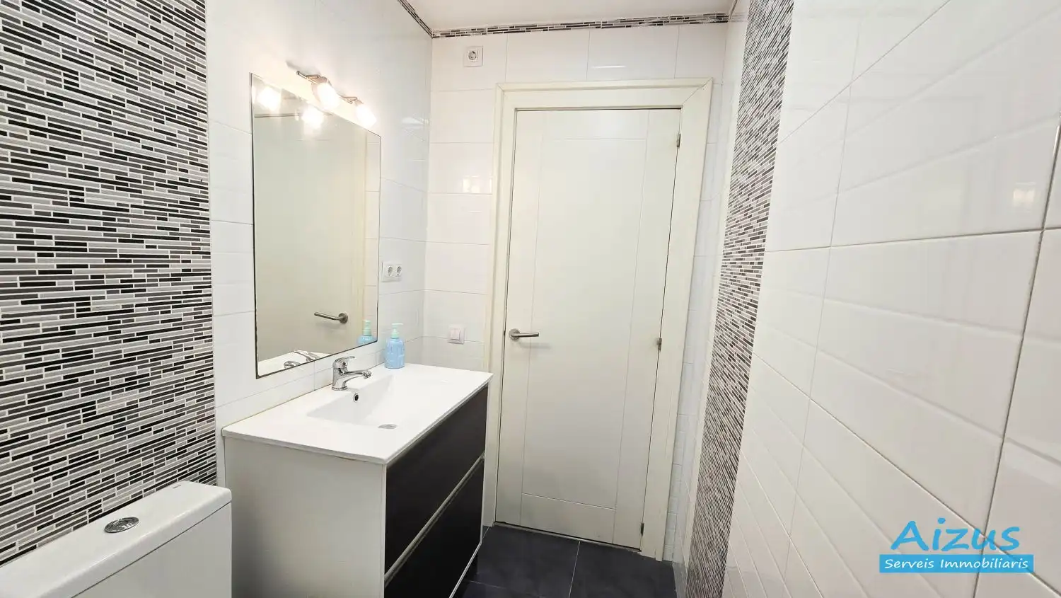 Badezimmer von Erdgeschoss zum Verkauf in Ripollet mit Ofen