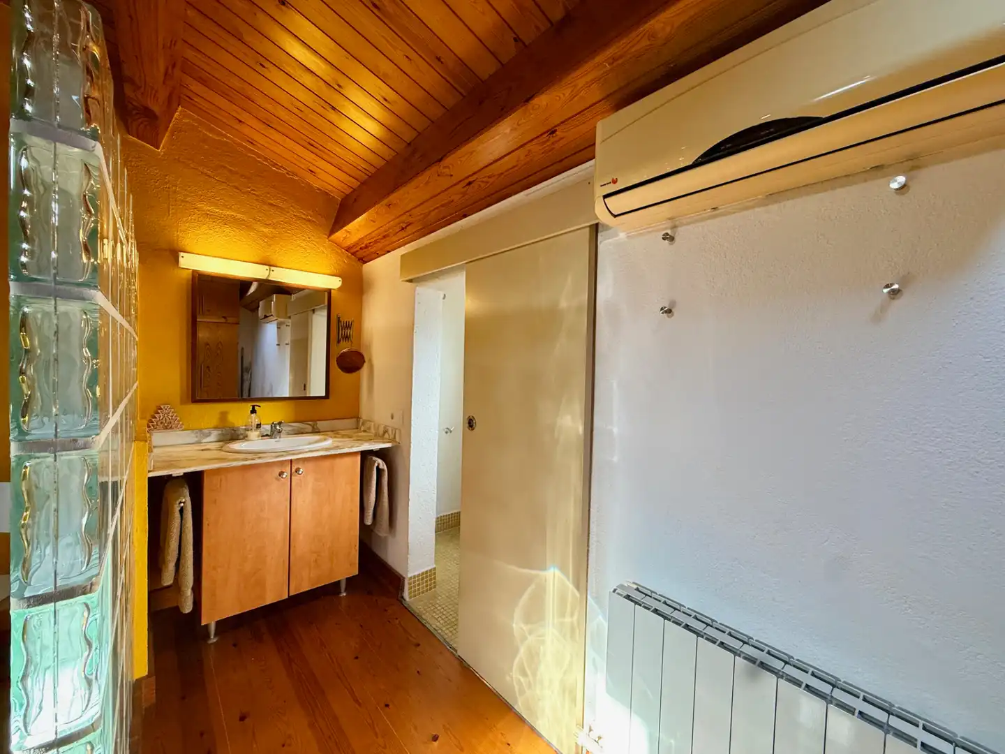 Baño de Casa adosada en venta en Barcelona con Aire acondicionado, Calefacción y Parquet