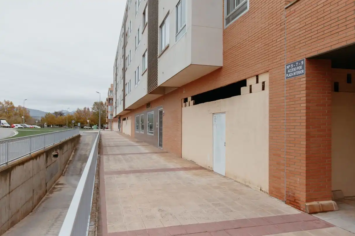 Vista exterior de Local en venta en  Huesca Capital