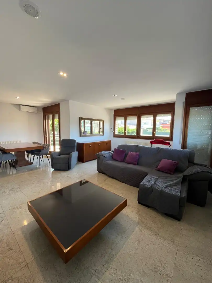 Sala de estar de Casa o chalet en venta en Olot con Aire acondicionado, Calefacción y Jardín privado