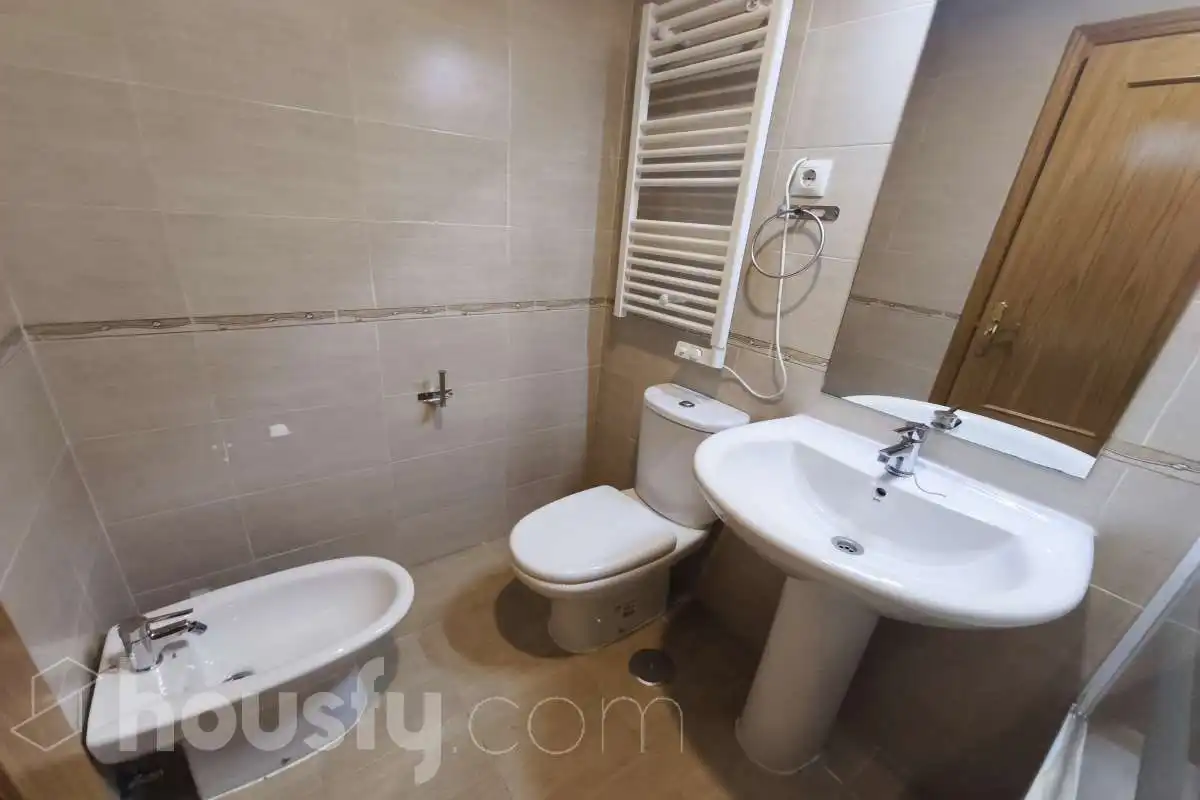 Bathroom of Flat for rent in Madrid  with Heating and Parquet flooring